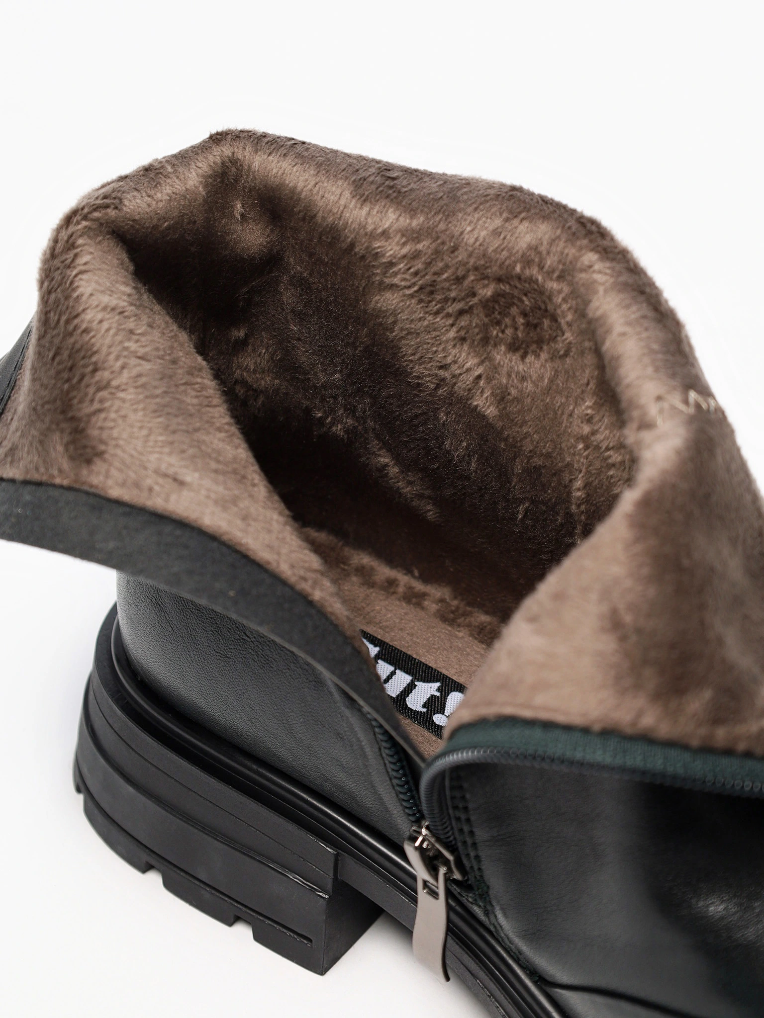 Ботинки темно-зеленого цвета на рельефной подошве